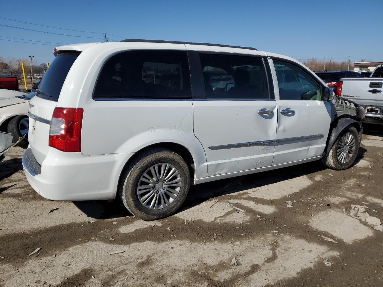 2016 Chrysler Town & Country - Image 3