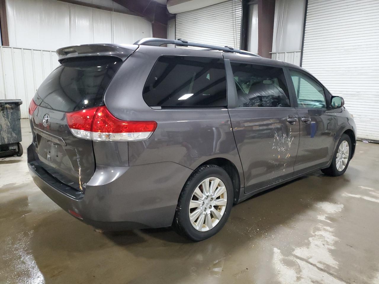 2012 Toyota Sienna - Image 3