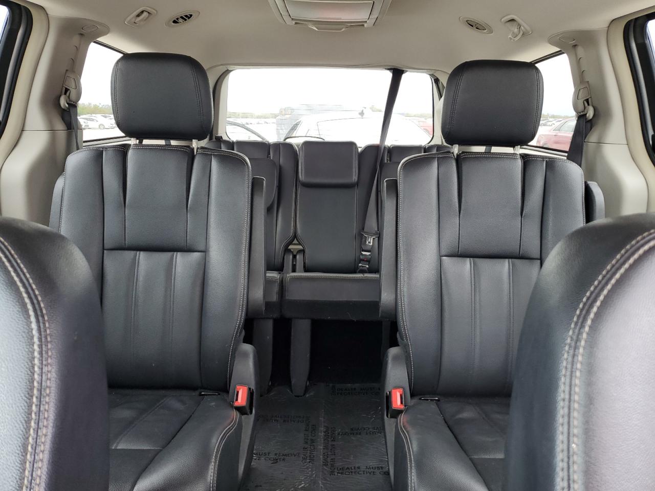 2016 Chrysler Town & Country - Image 10