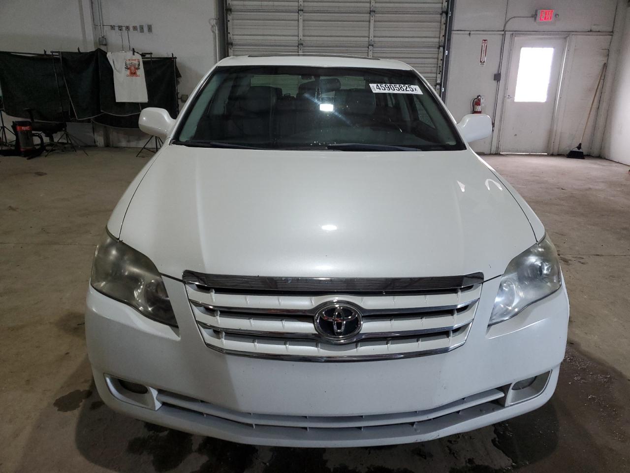 2005 Toyota Avalon - Image 5