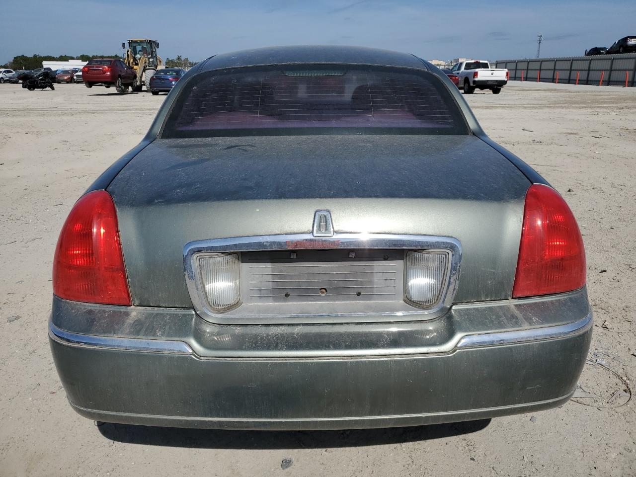 2006 Lincoln Town Car - Image 6