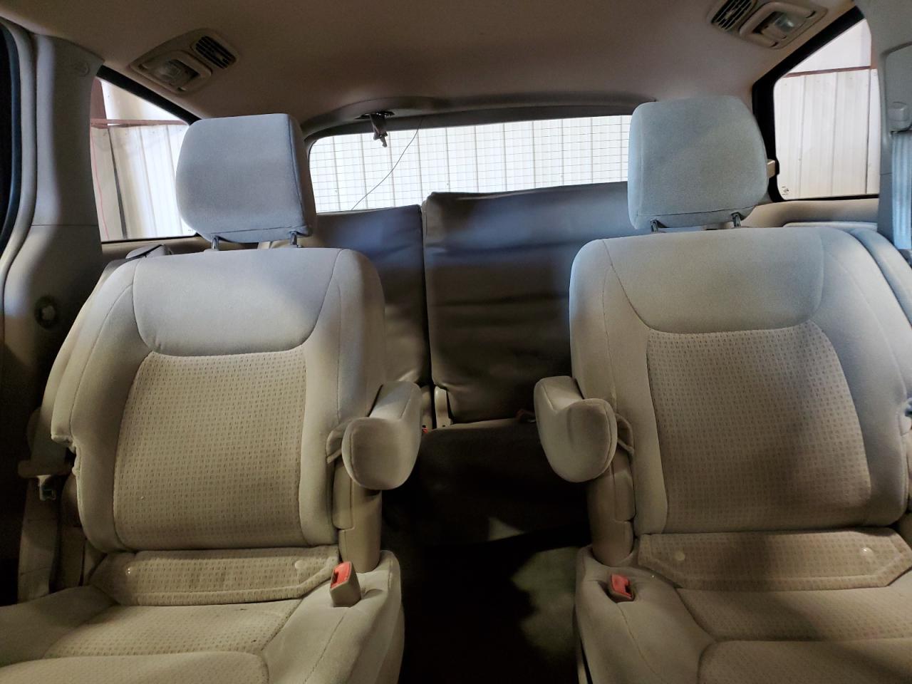 2010 Toyota Sienna - Image 10
