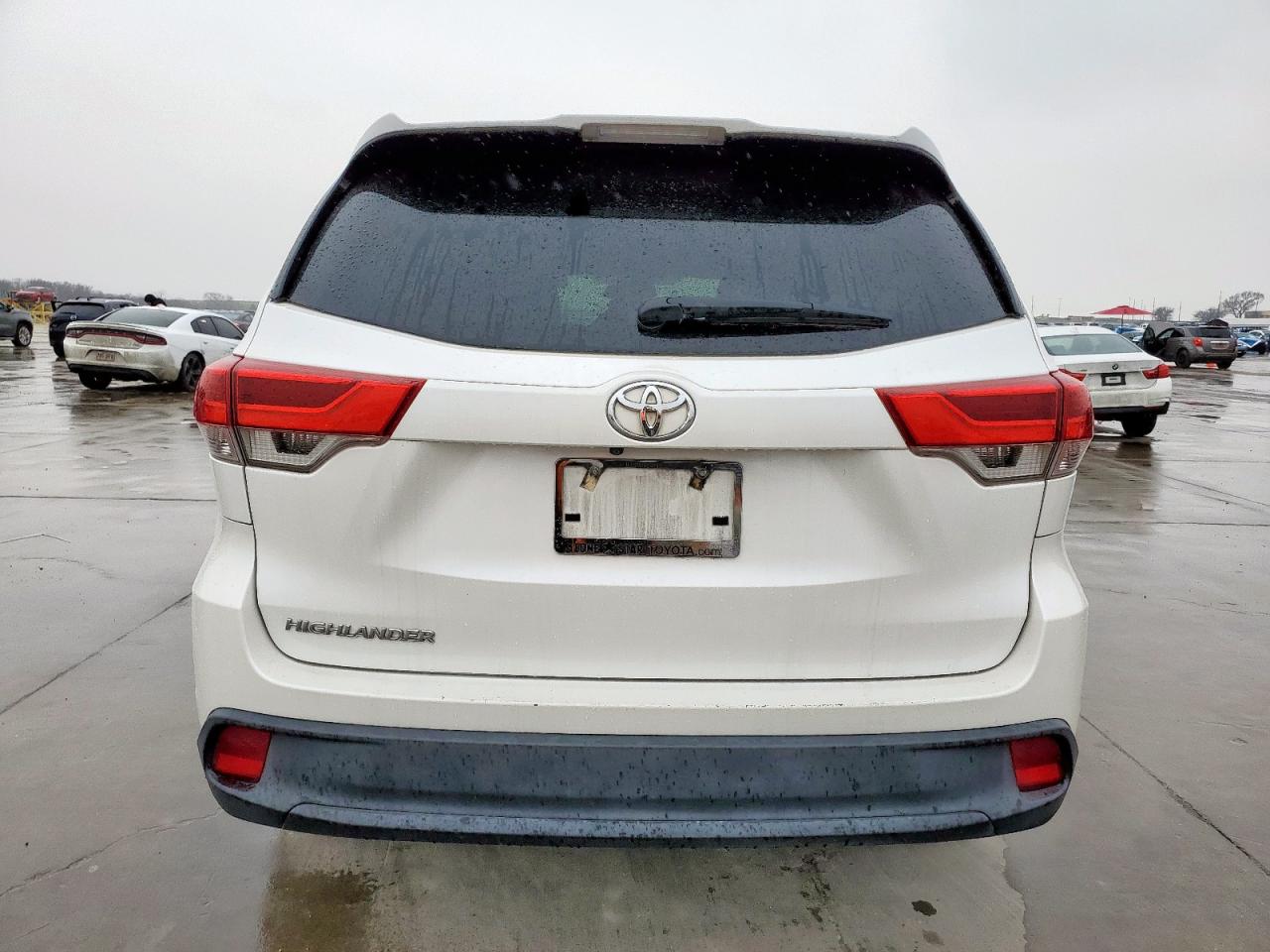 2017 Toyota Highlander - Image 6
