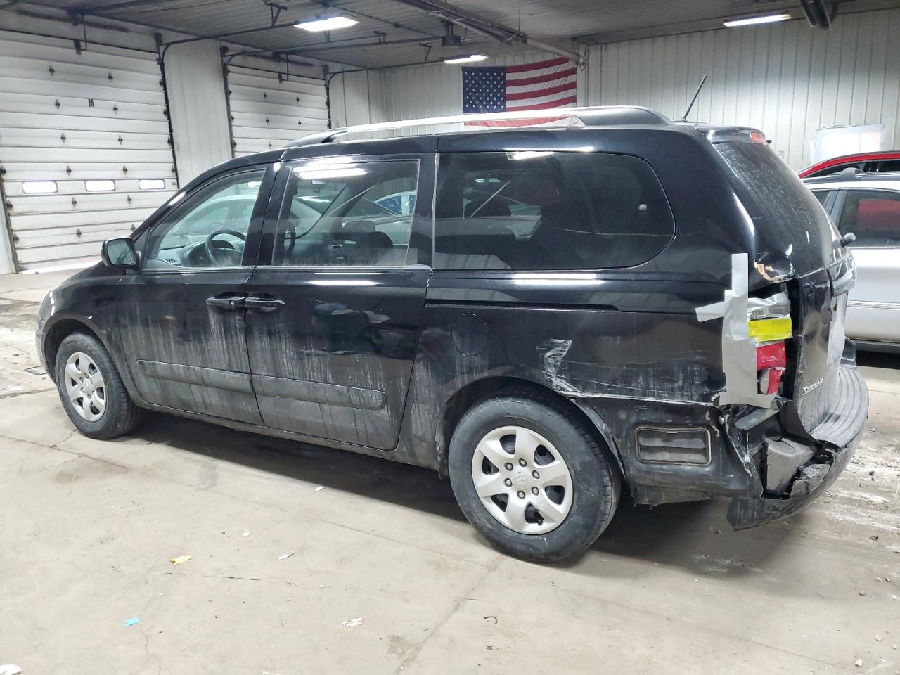 2010 Kia Sedona - Image 2