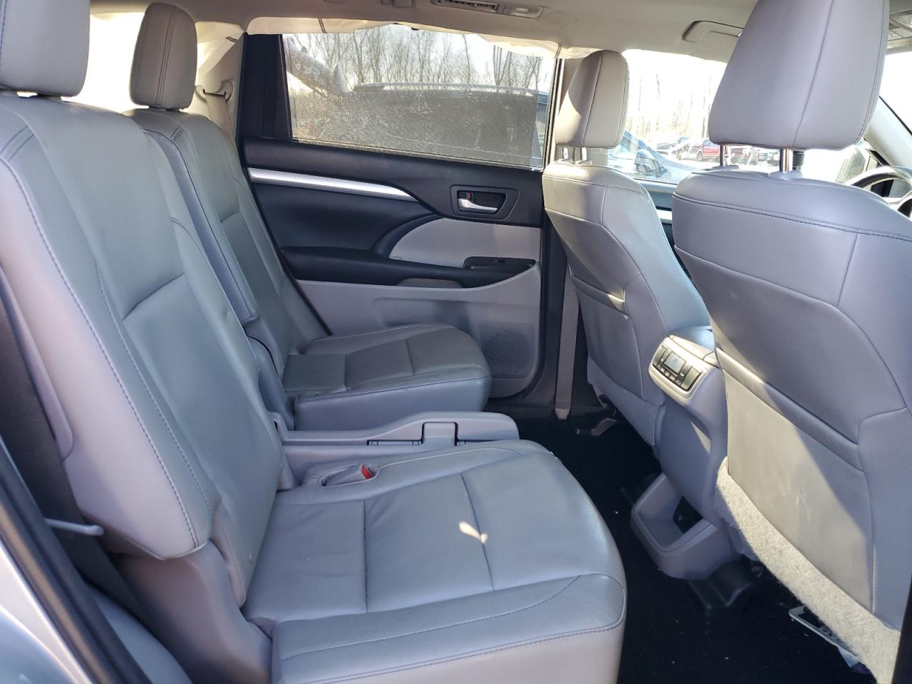 2015 Toyota Highlander - Image 10