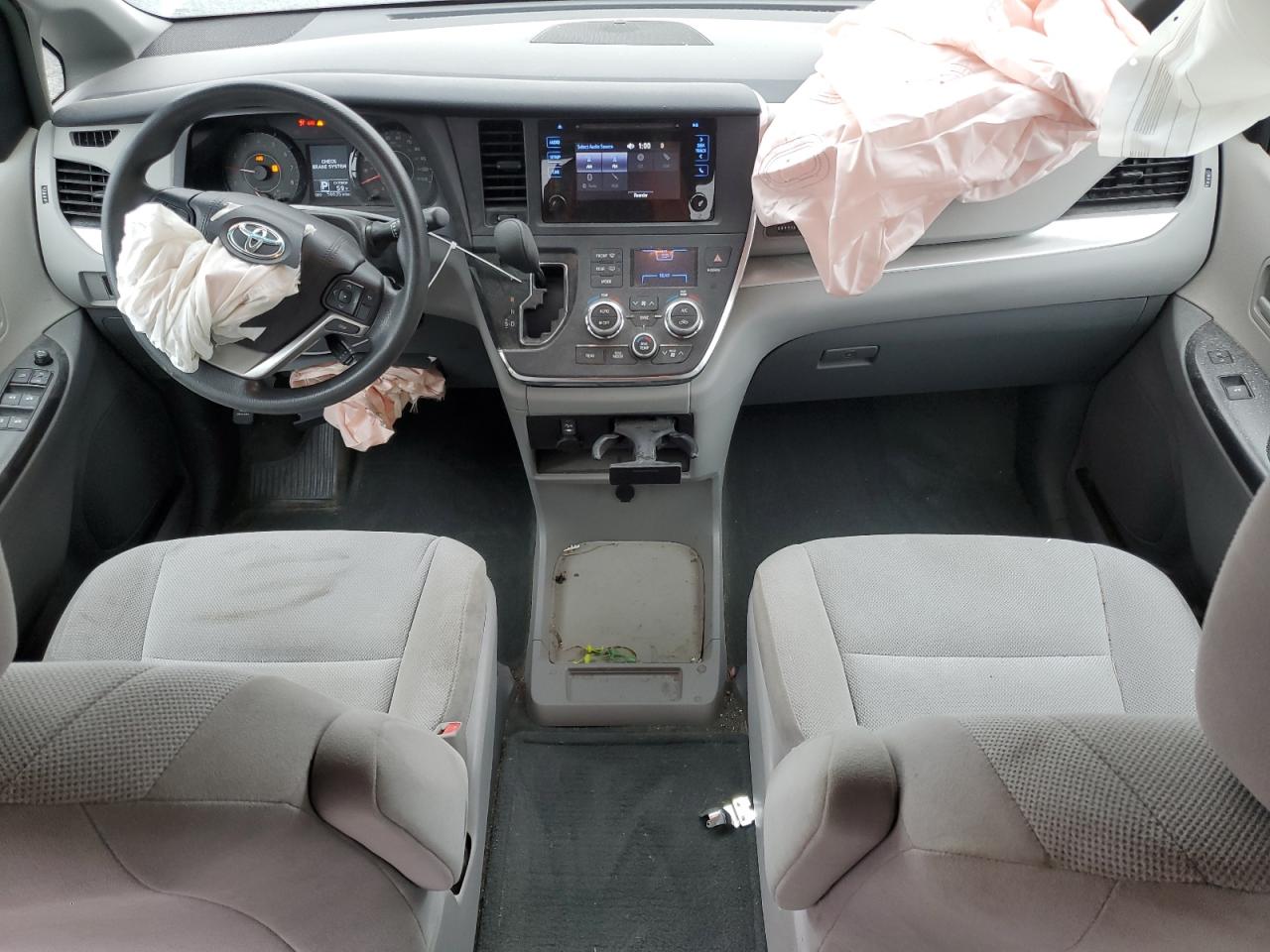 2017 Toyota Sienna - Image 8