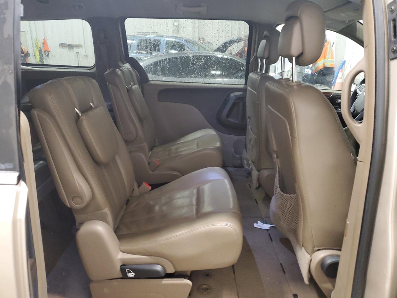 2014 Chrysler Town & Country - Image 11