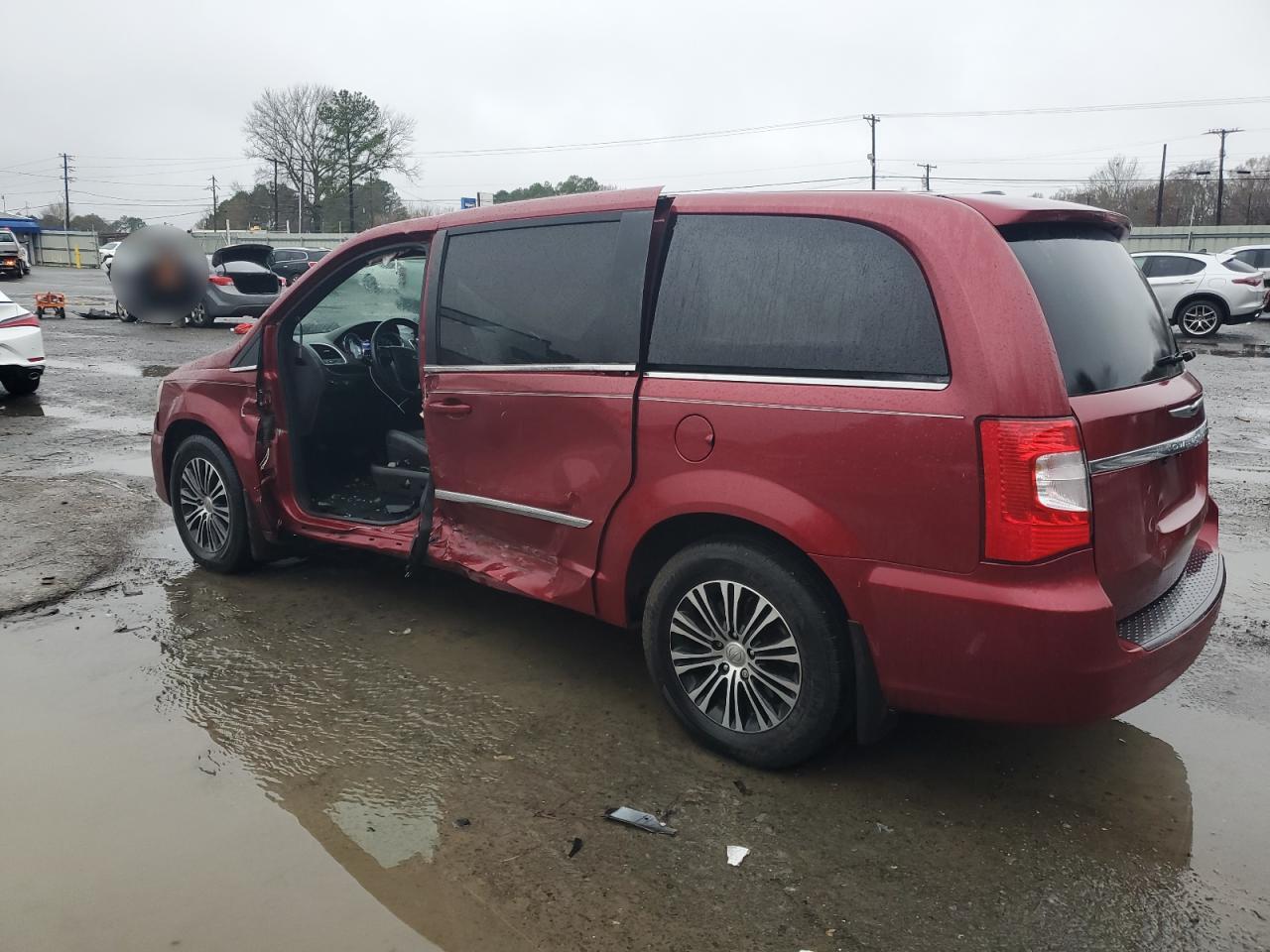 2014 Chrysler Town & Country - Image 2