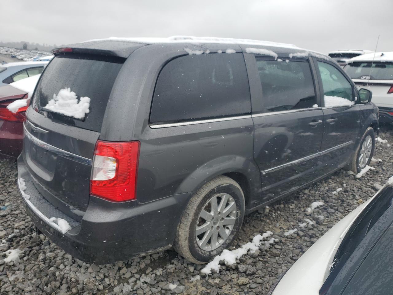 2016 Chrysler Town & Country - Image 3