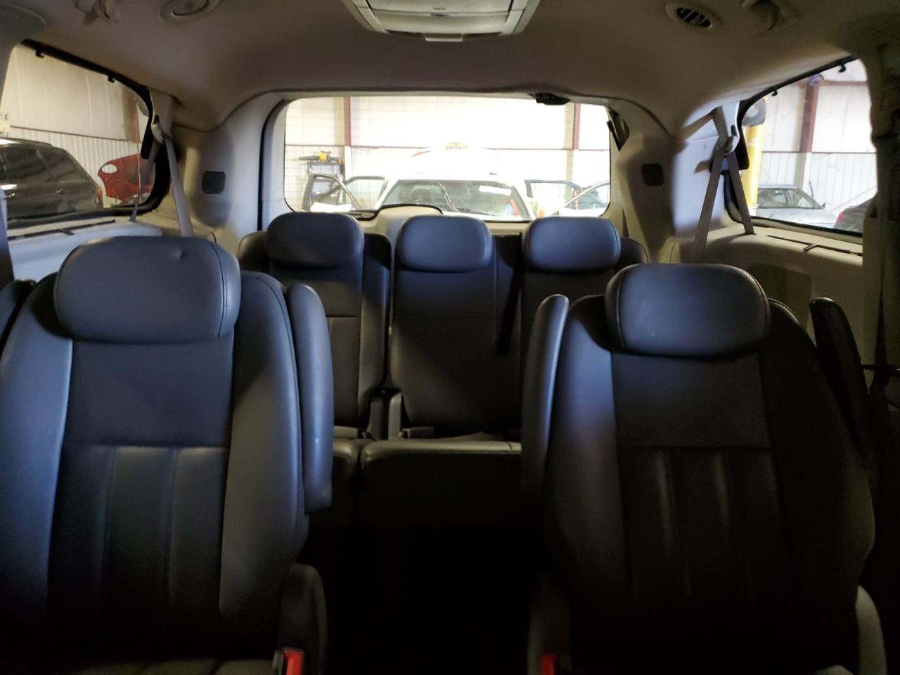 2009 Chrysler Town & Country - Image 10