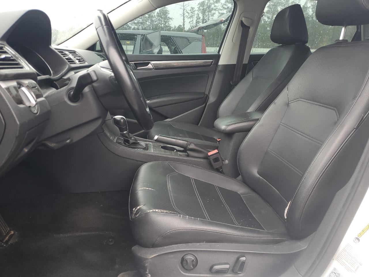 2017 Volkswagen Passat - Image 7
