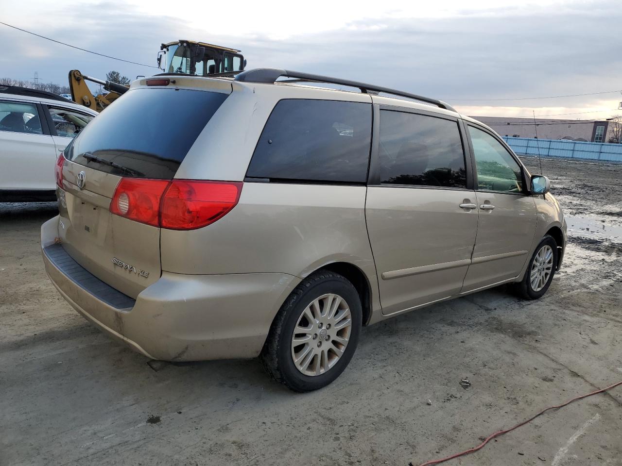 2010 Toyota Sienna - Image 3