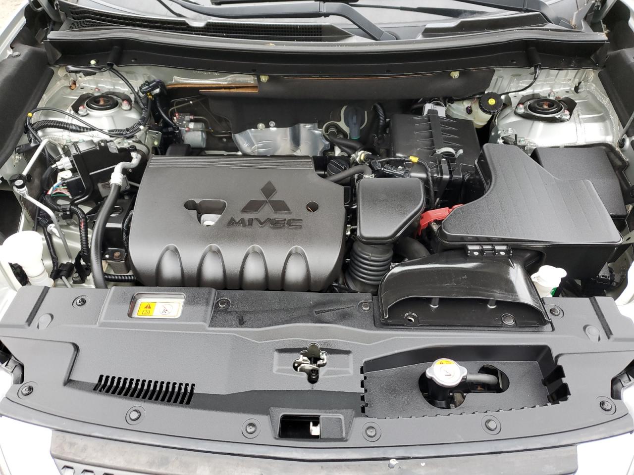 2020 Mitsubishi Outlander - Image 12