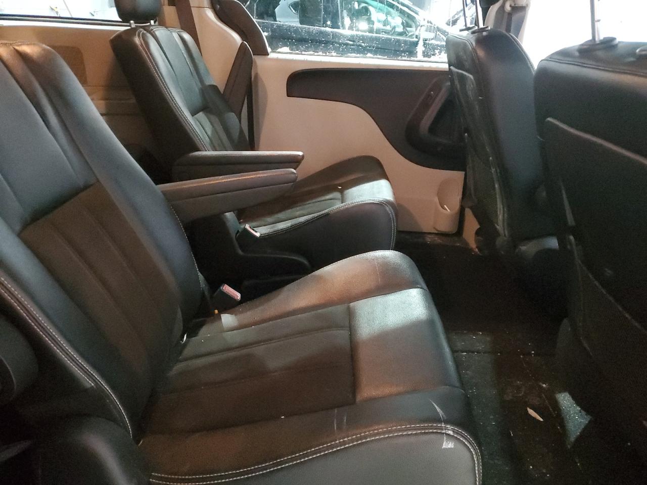 2020 Dodge Caravan - Image 12