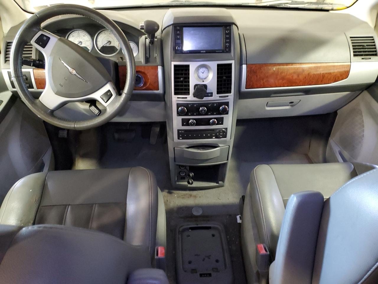 2009 Chrysler Town & Country - Image 8