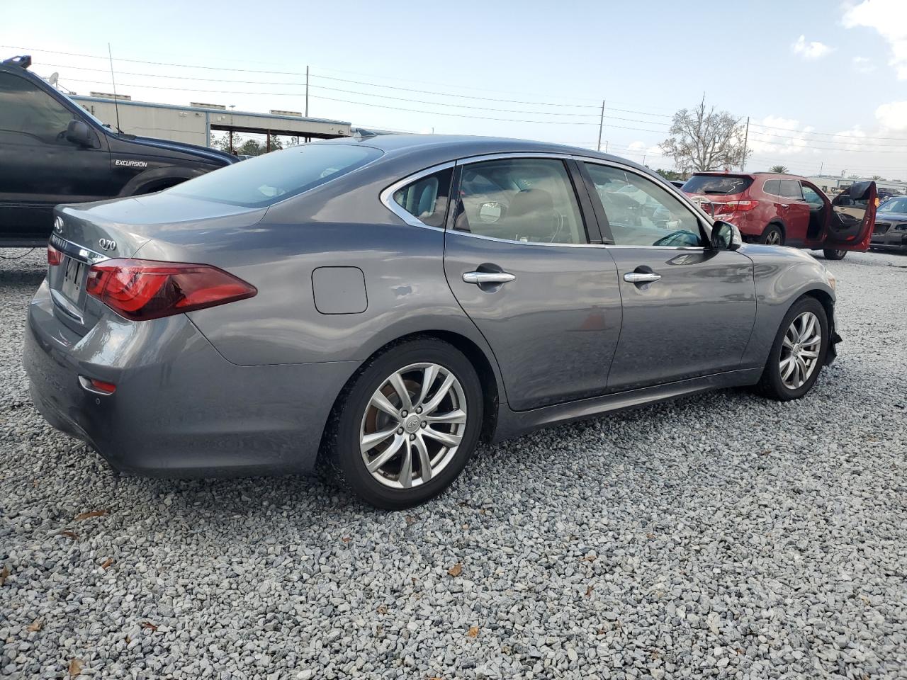 2017 Infiniti Q70 - Image 3