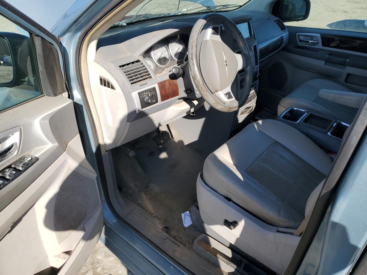 2009 Chrysler Town & Country - Image 8
