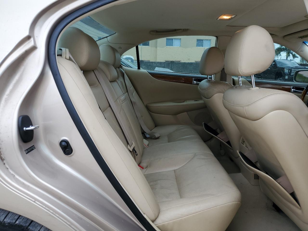 2005 Lexus ES - Image 10