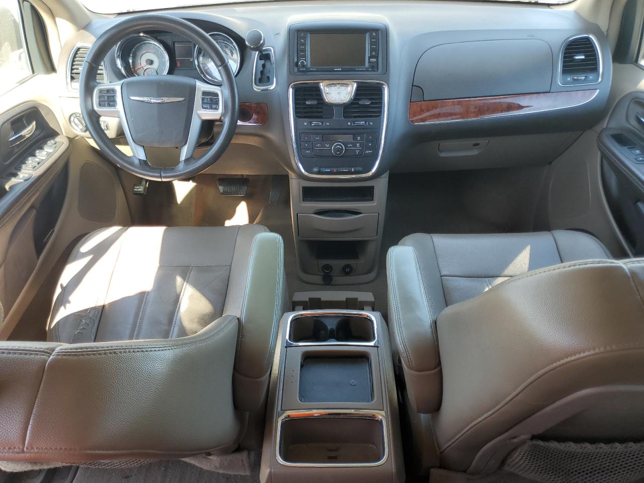 2015 Chrysler Town & Country - Image 8