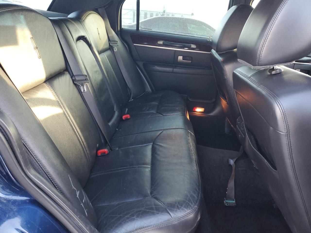2011 Lincoln Town Car - Image 10