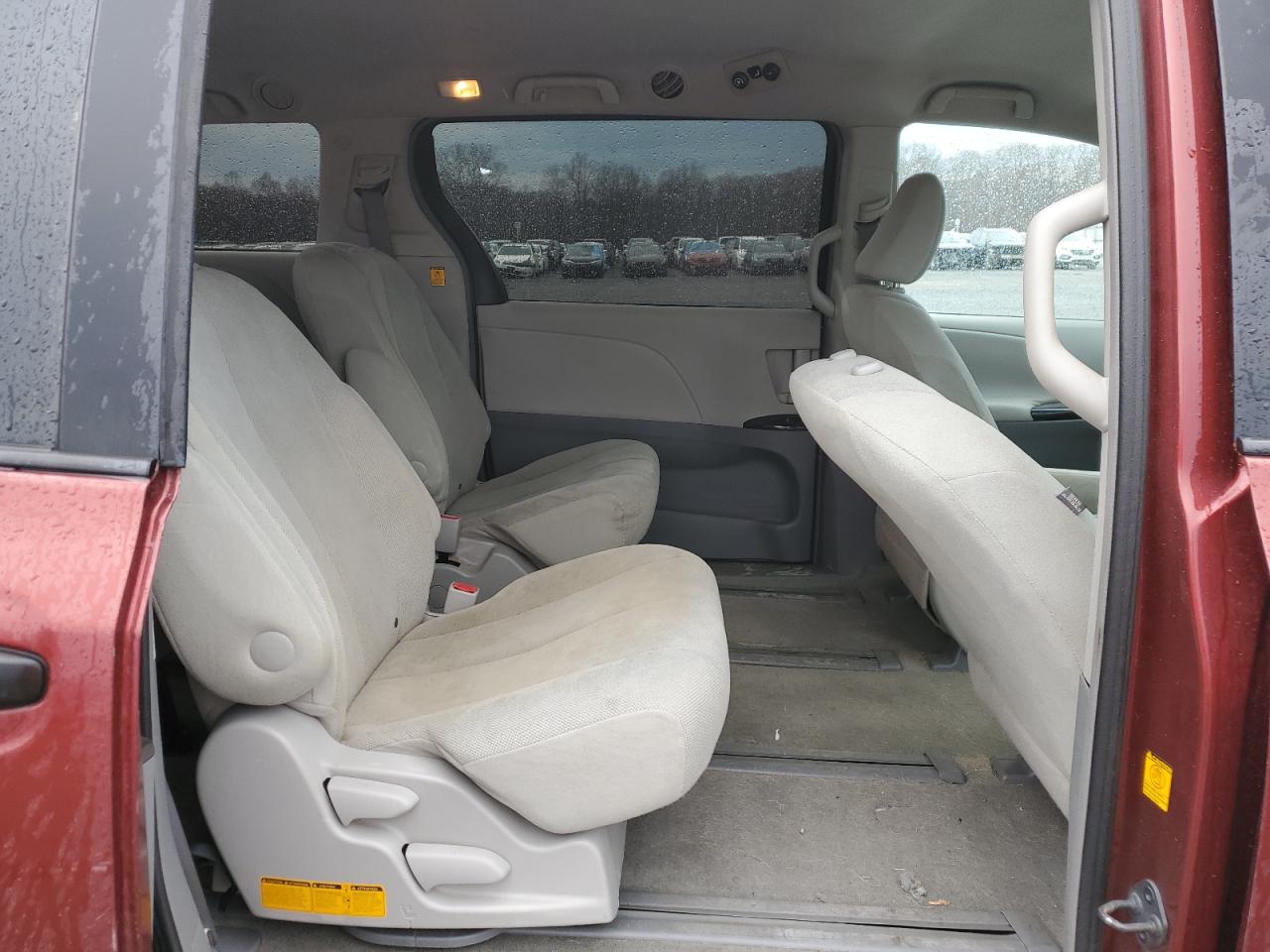 2011 Toyota Sienna - Image 11