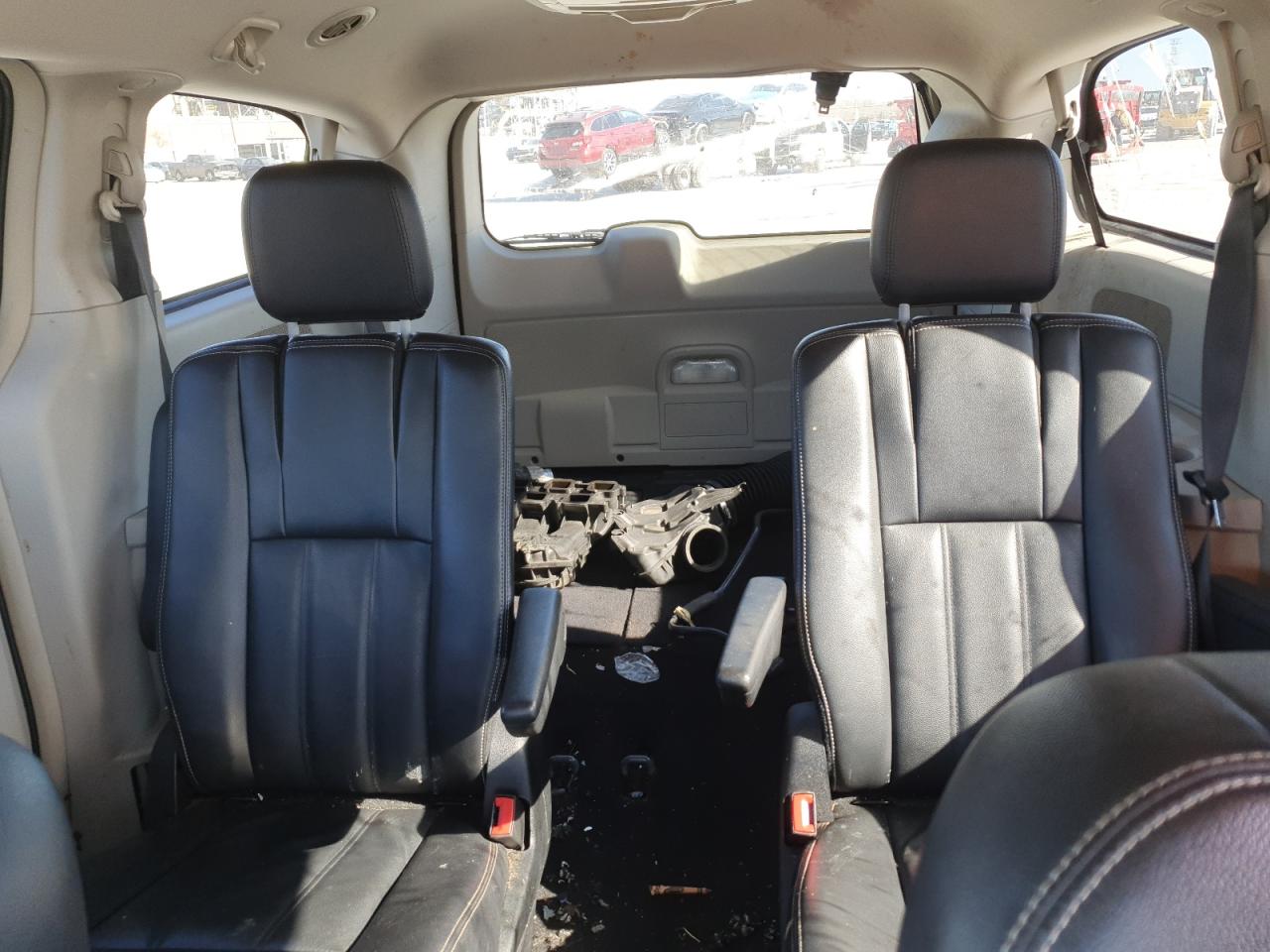 2014 Chrysler Town & Country - Image 10