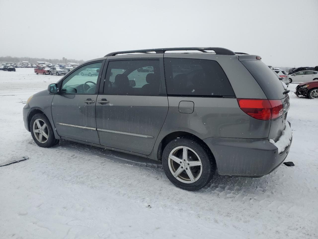 2004 Toyota Sienna - Image 2