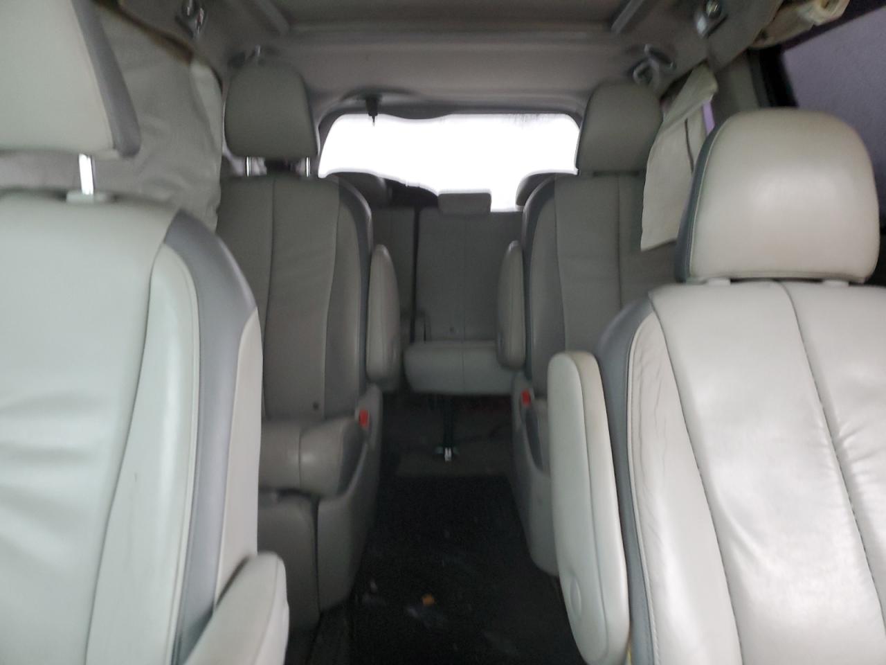 2011 Toyota Sienna - Image 10