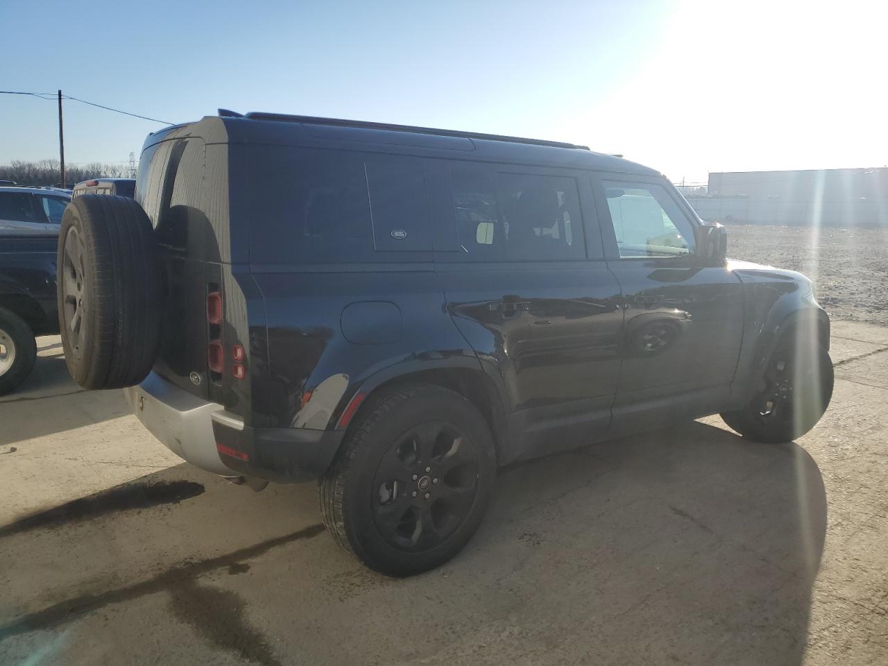 2023 Land Rover Defender - Image 3