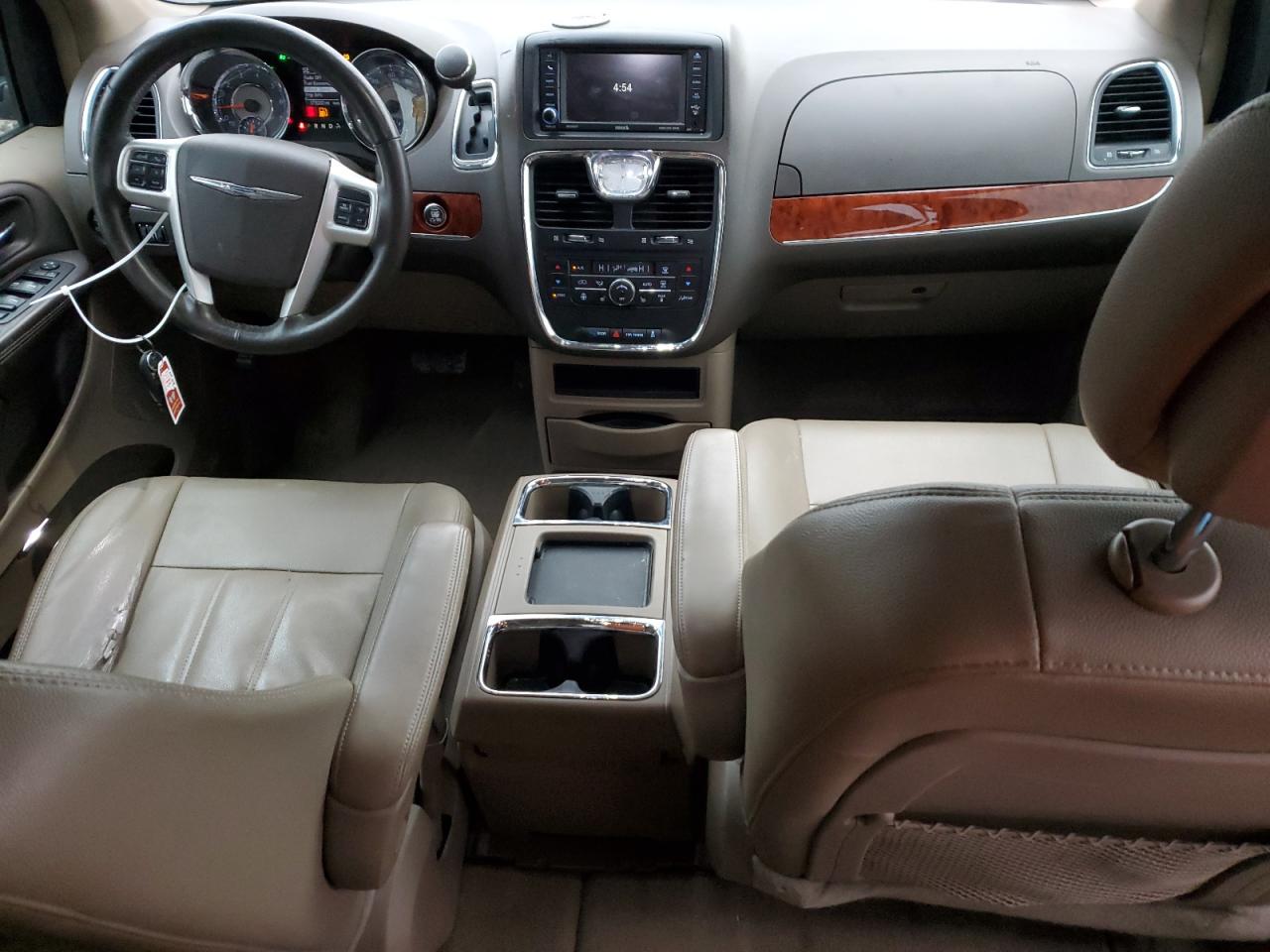 2015 Chrysler Town & Country - Image 8