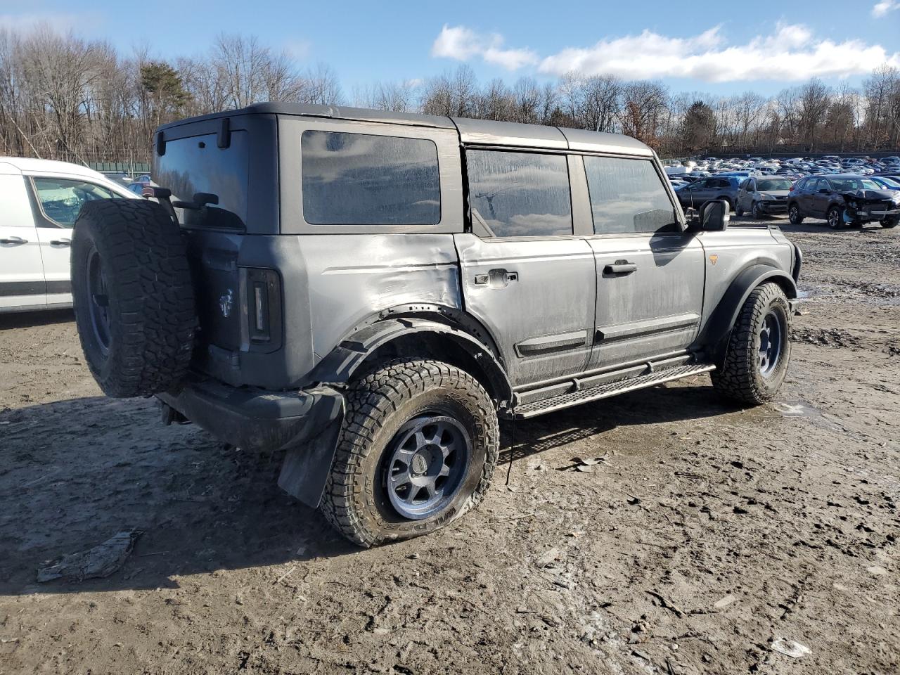 2022 Ford Bronco - Image 3