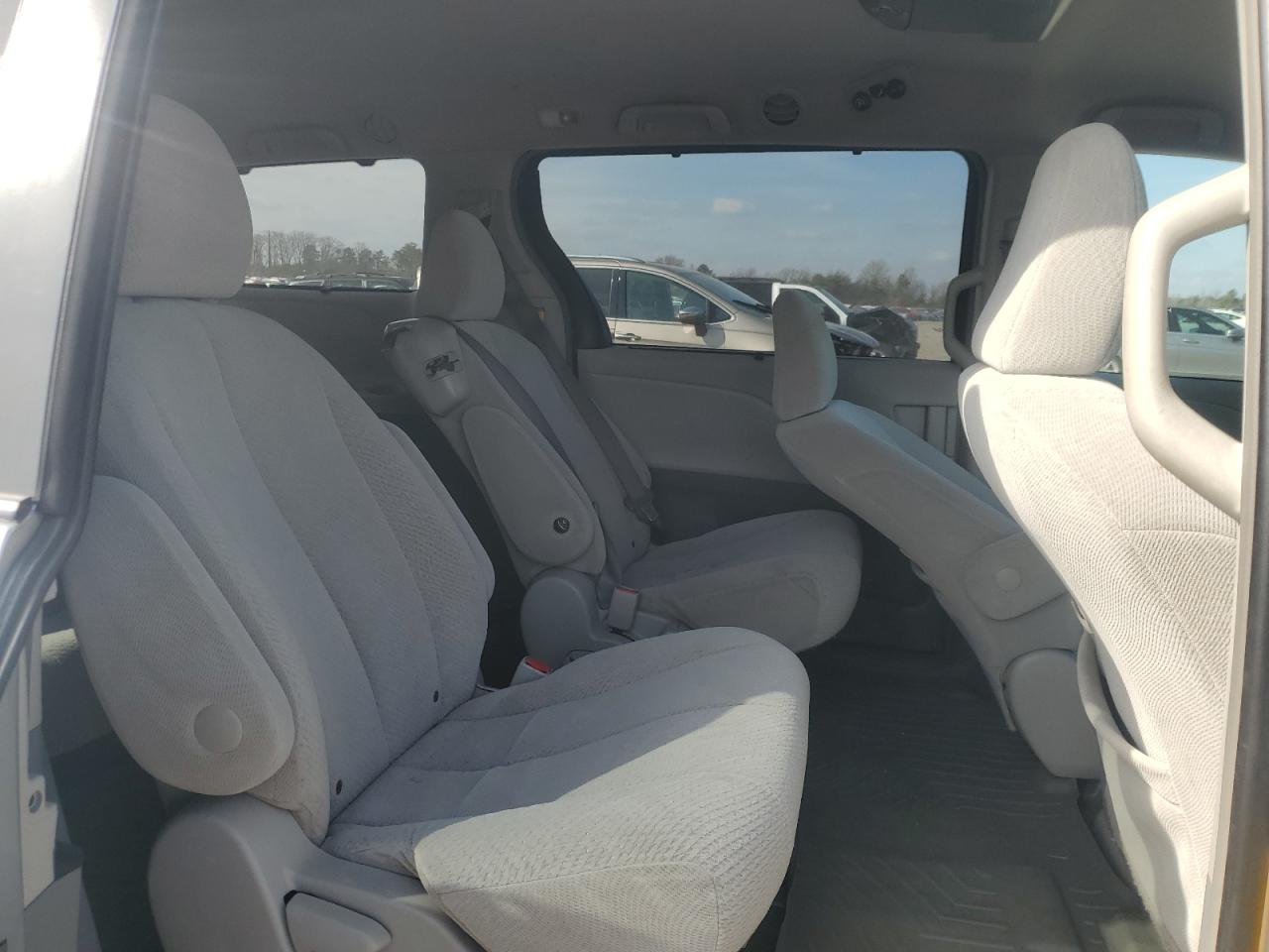 2011 Toyota Sienna - Image 11
