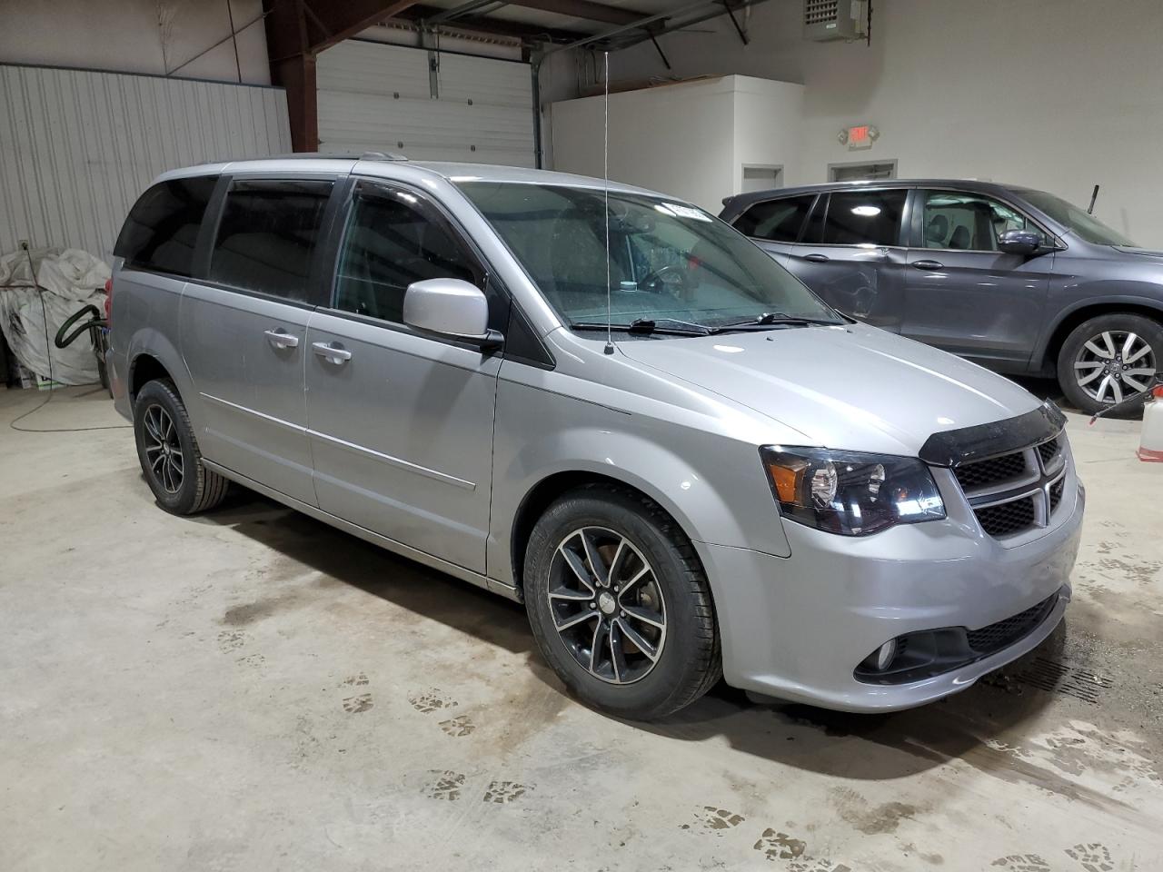 2017 Dodge Caravan - Image 4