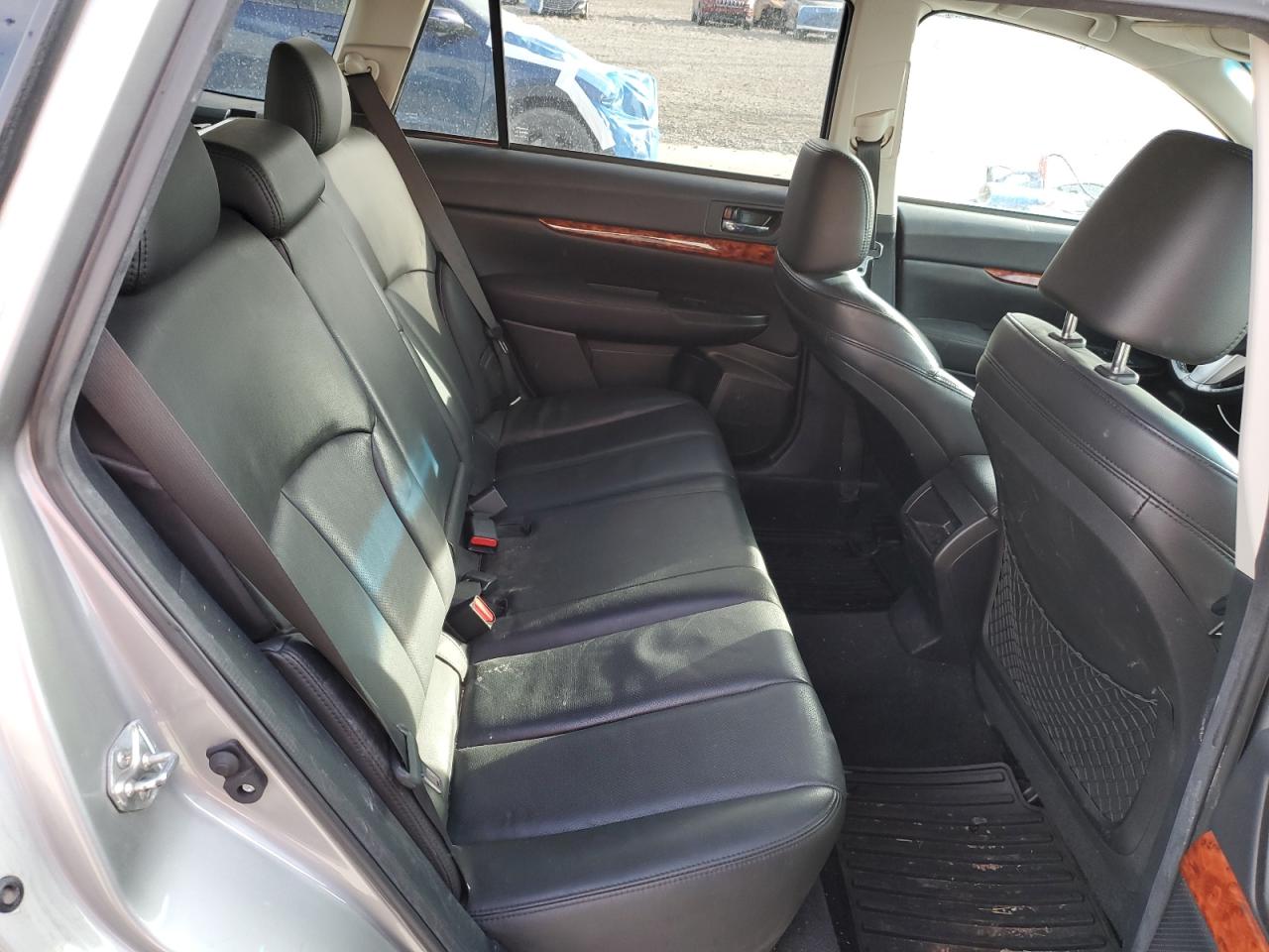 2010 Subaru Outback - Image 10