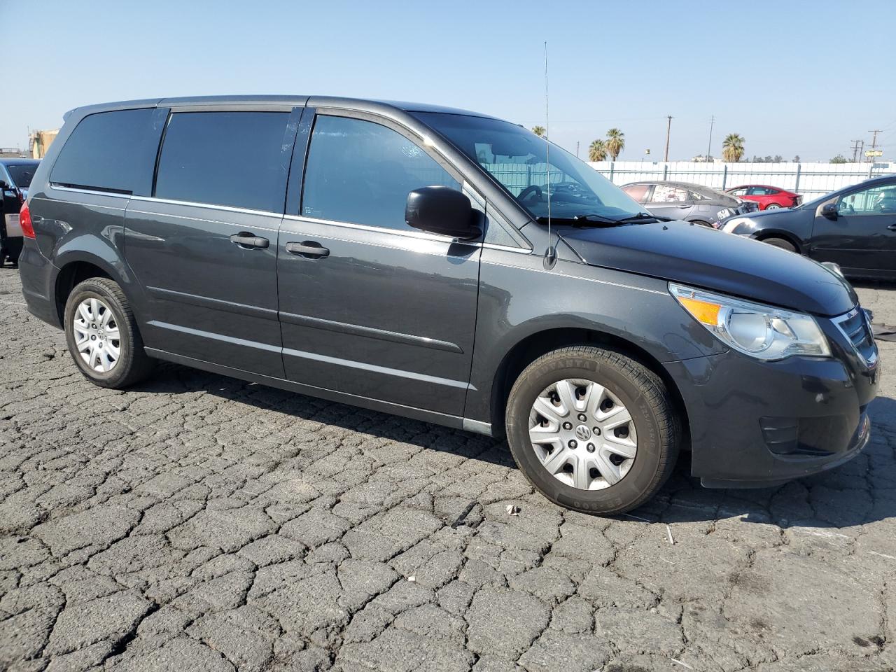2012 Volkswagen Routan - Image 4