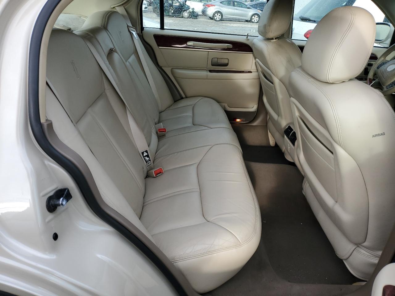 2003 Lincoln Town Car - Image 10