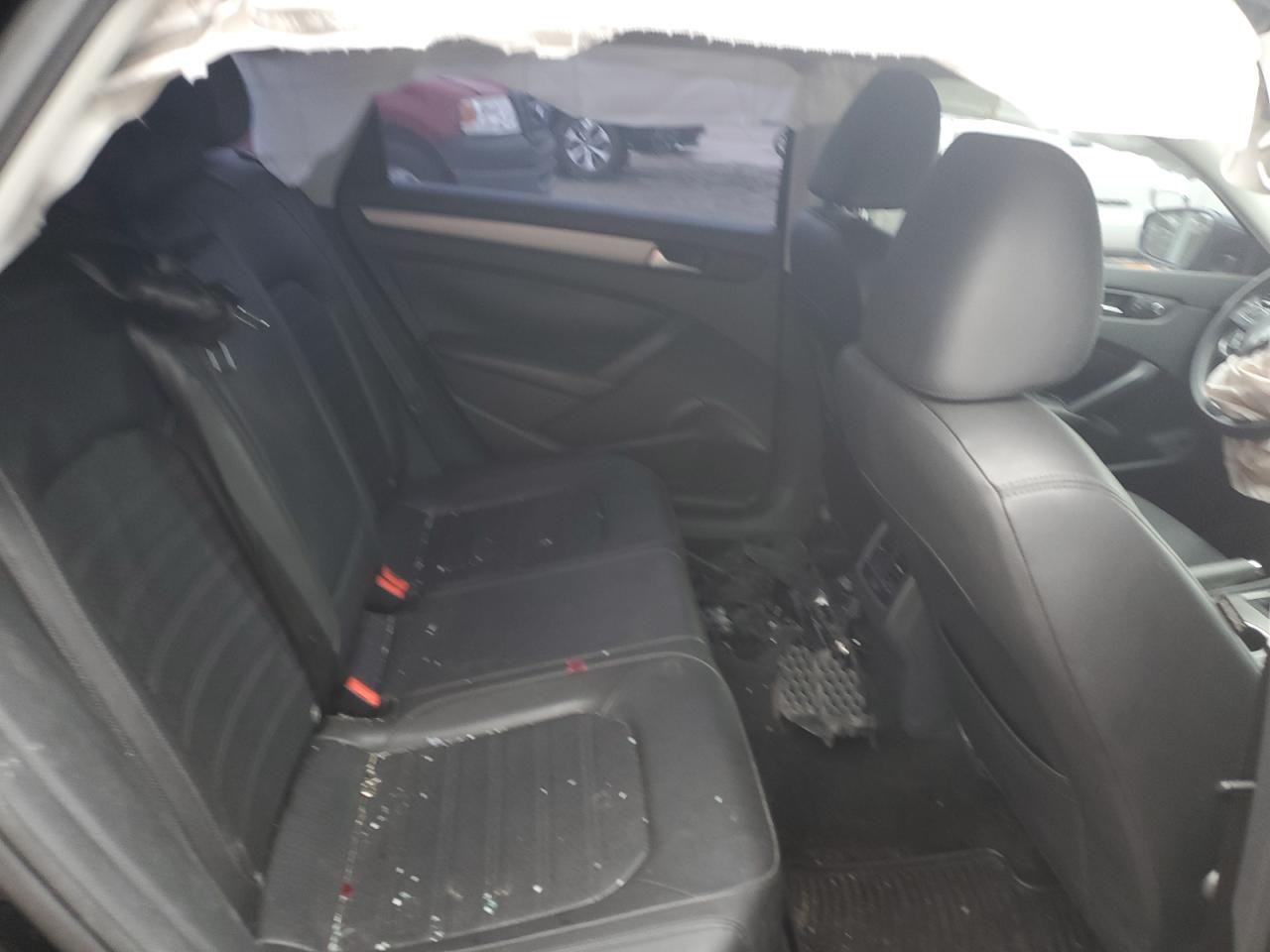 2015 Volkswagen Passat - Image 10