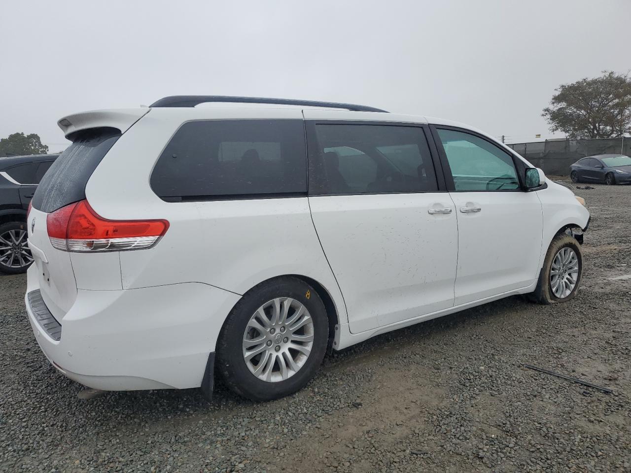 2013 Toyota Sienna - Image 3