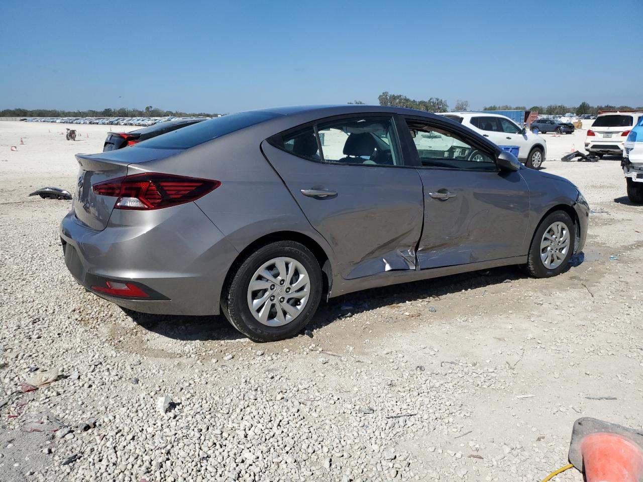 2020 Hyundai Elantra - Image 3
