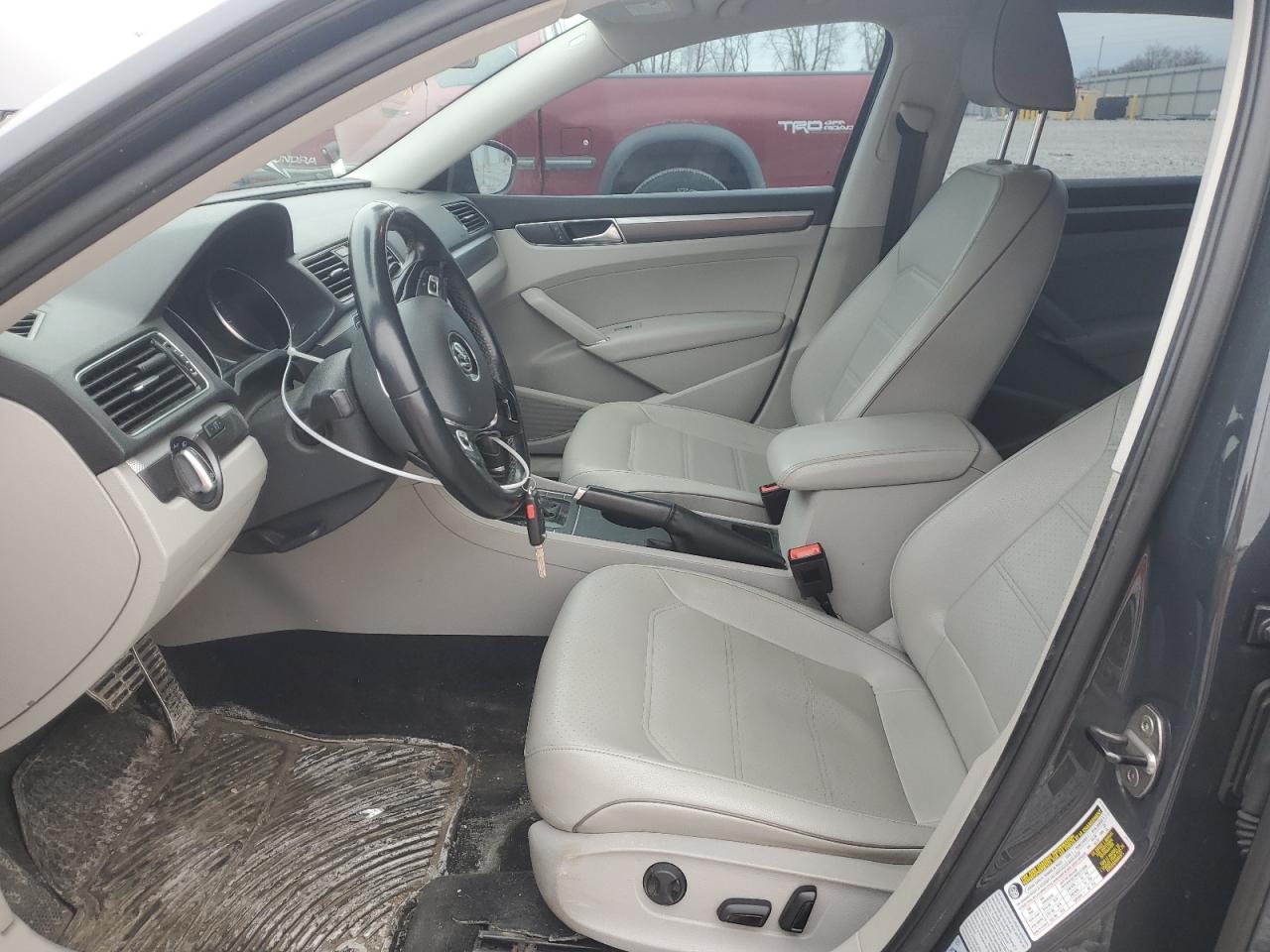 2017 Volkswagen Passat - Image 7