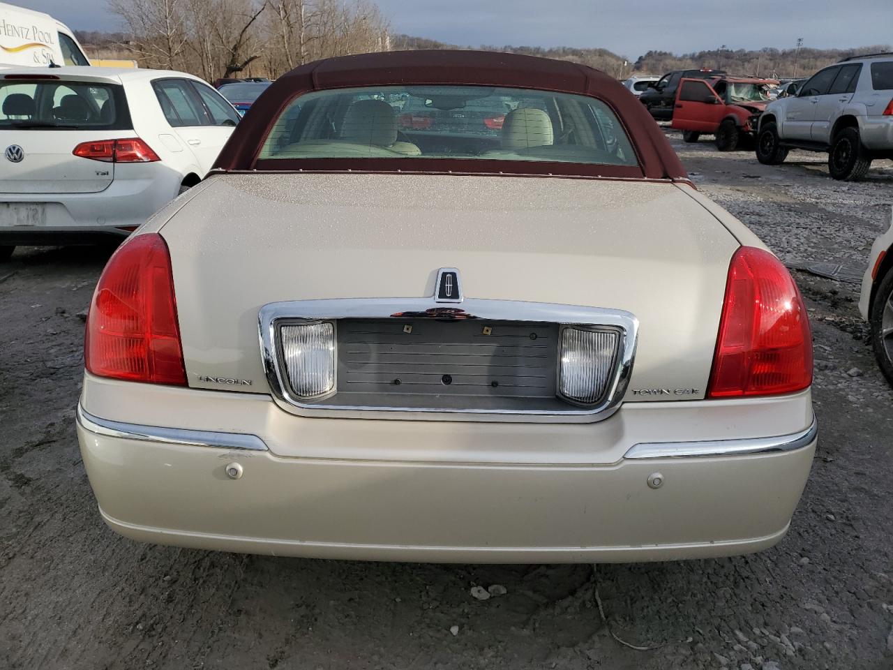 2003 Lincoln Town Car - Image 6