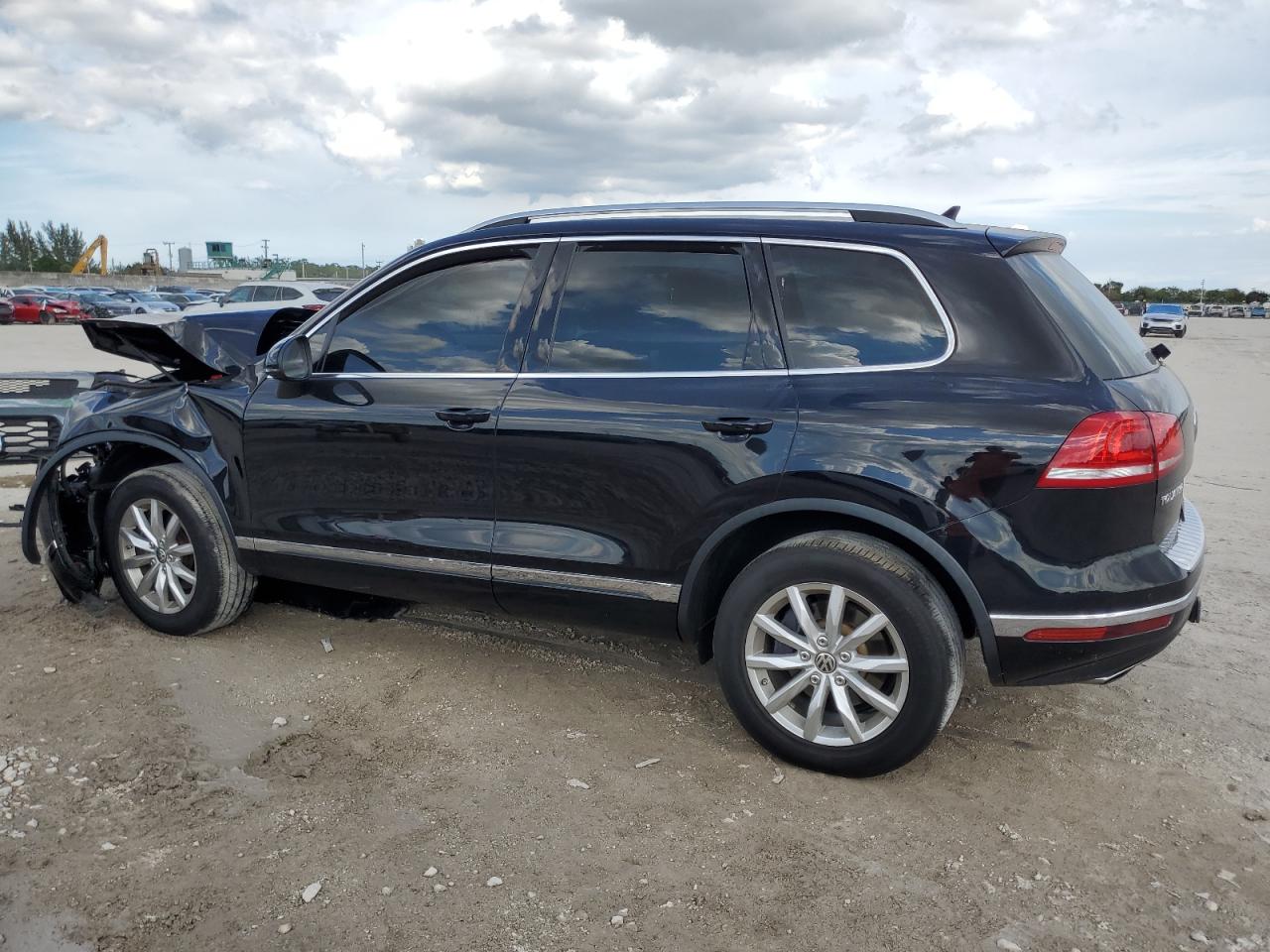 2017 Volkswagen Touareg - Image 2