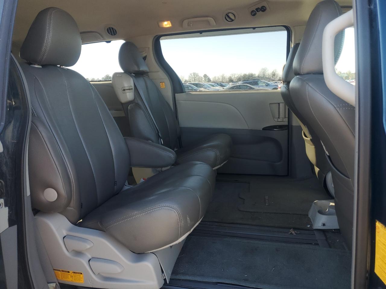 2011 Toyota Sienna - Image 11