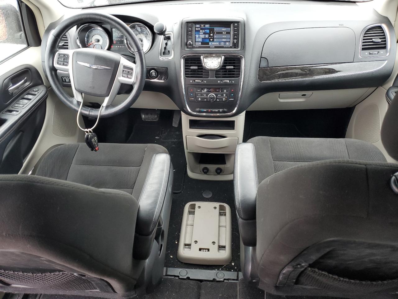 2015 Chrysler Town & Country - Image 8