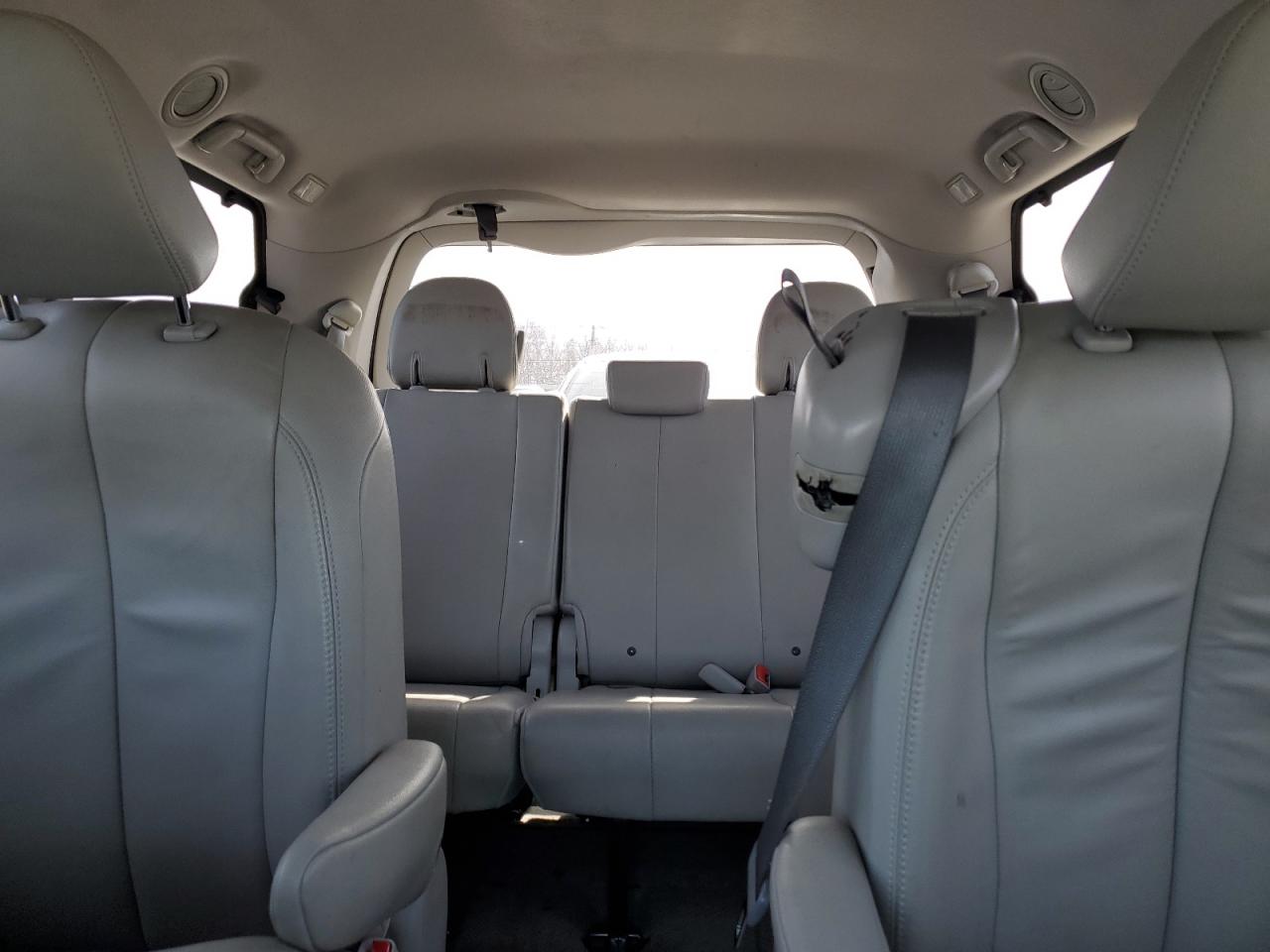 2014 Toyota Sienna - Image 10