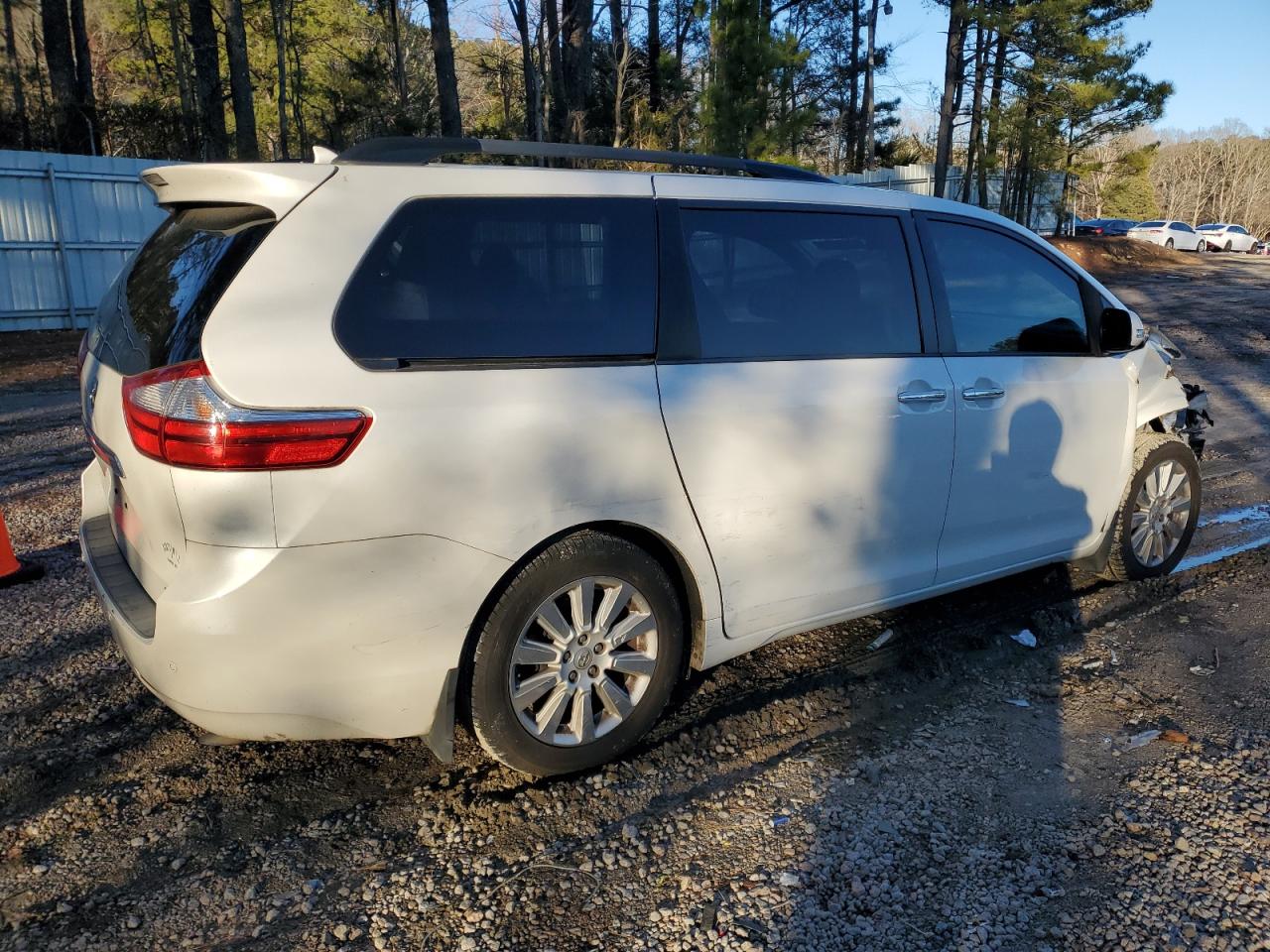 2015 Toyota Sienna - Image 3