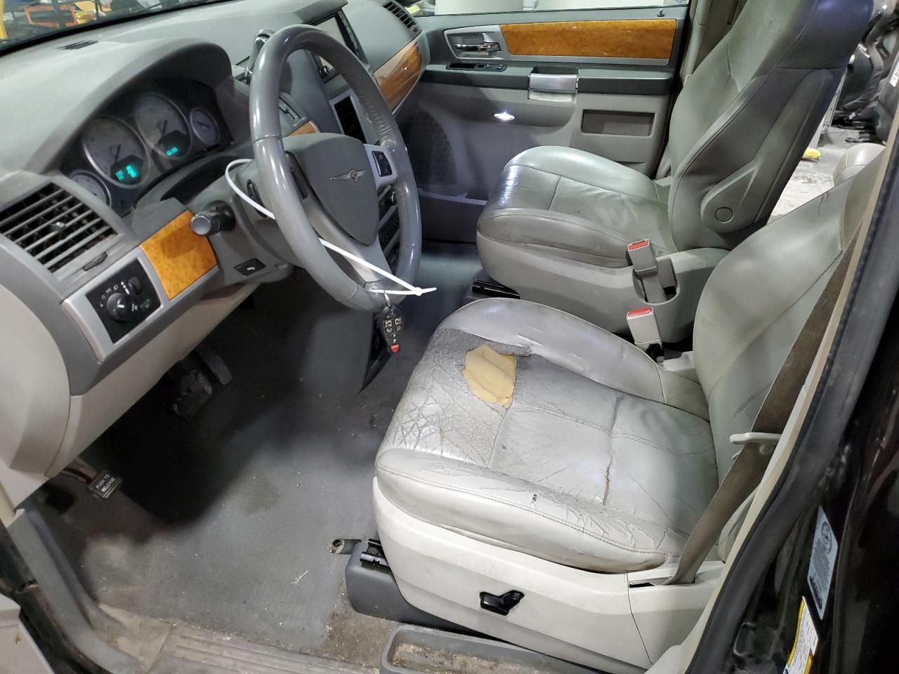 2010 Chrysler Town & Country - Image 7