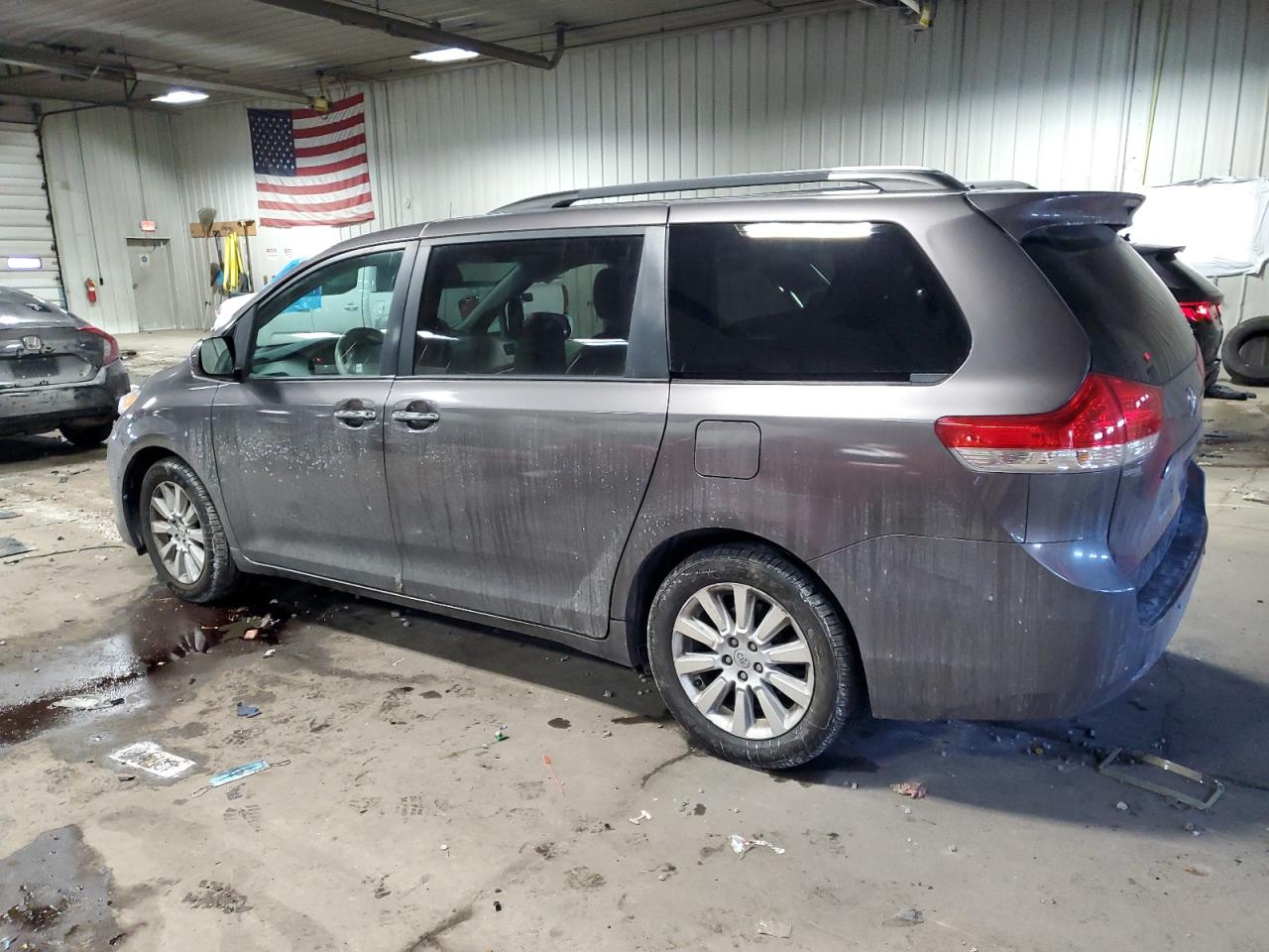 2013 Toyota Sienna - Image 2