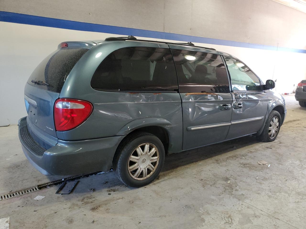 2005 Chrysler Town & Country - Image 3