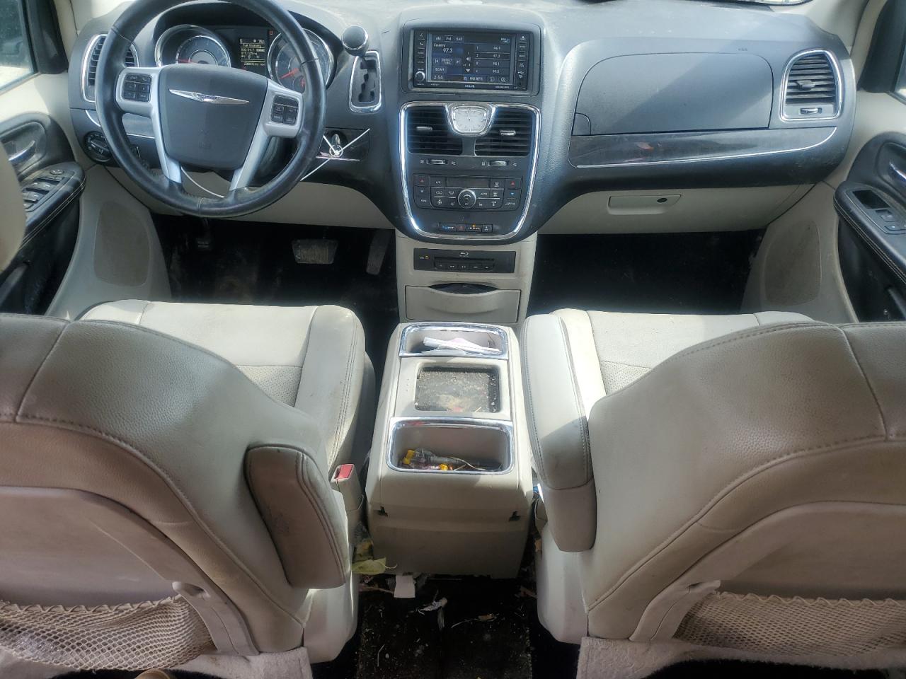 2013 Chrysler Town & Country - Image 8